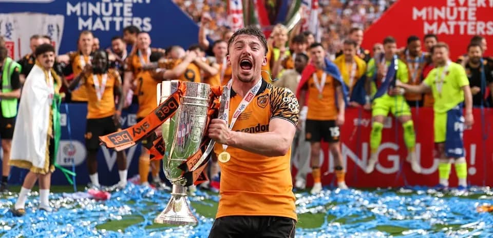 Jugador levantando trofeo en celebración de campeonato
