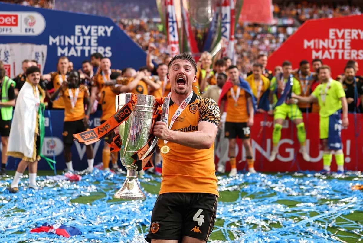 Jugador levantando trofeo en celebración de campeonato