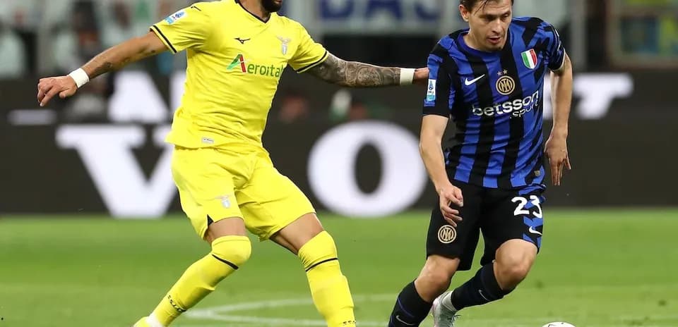 Jugador de Lazio persigue a jugador de Inter