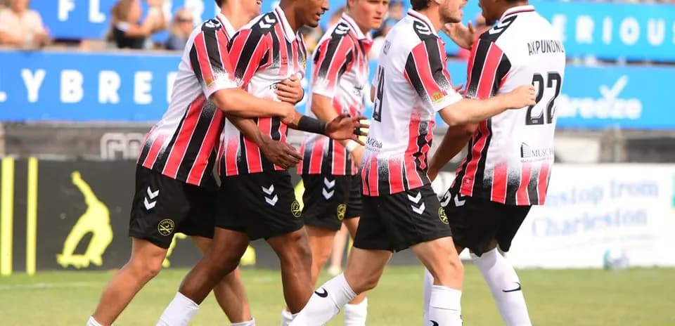 Jugadores celebrando un gol en el partido