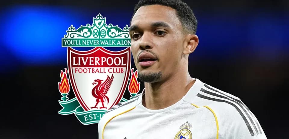 Jugador con uniforme de Real Madrid y logo de Liverpool