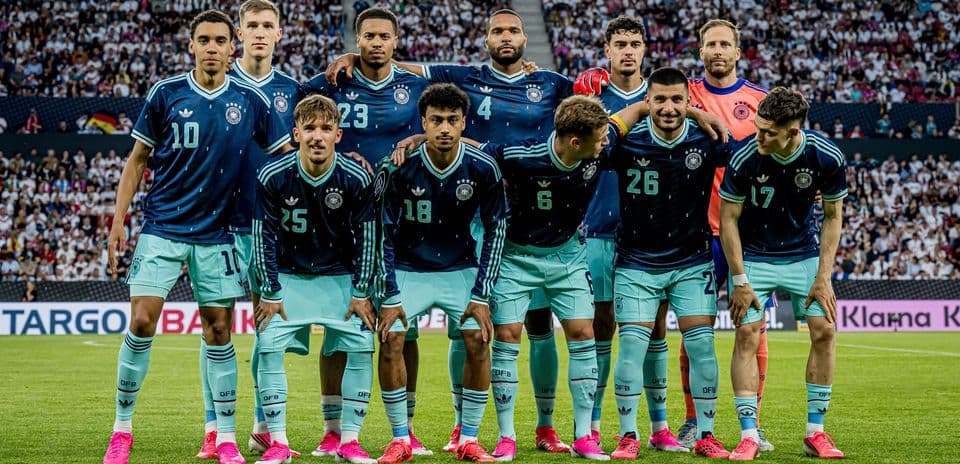Equipo de fútbol de Alemania posando en el campo