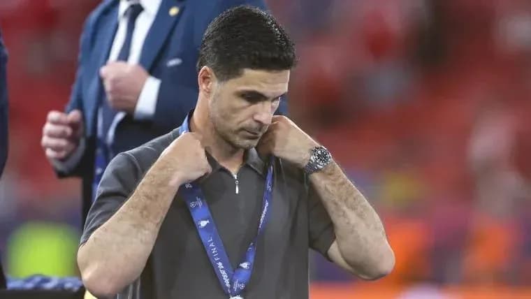 Entrenador ajustándose la medalla después del partido