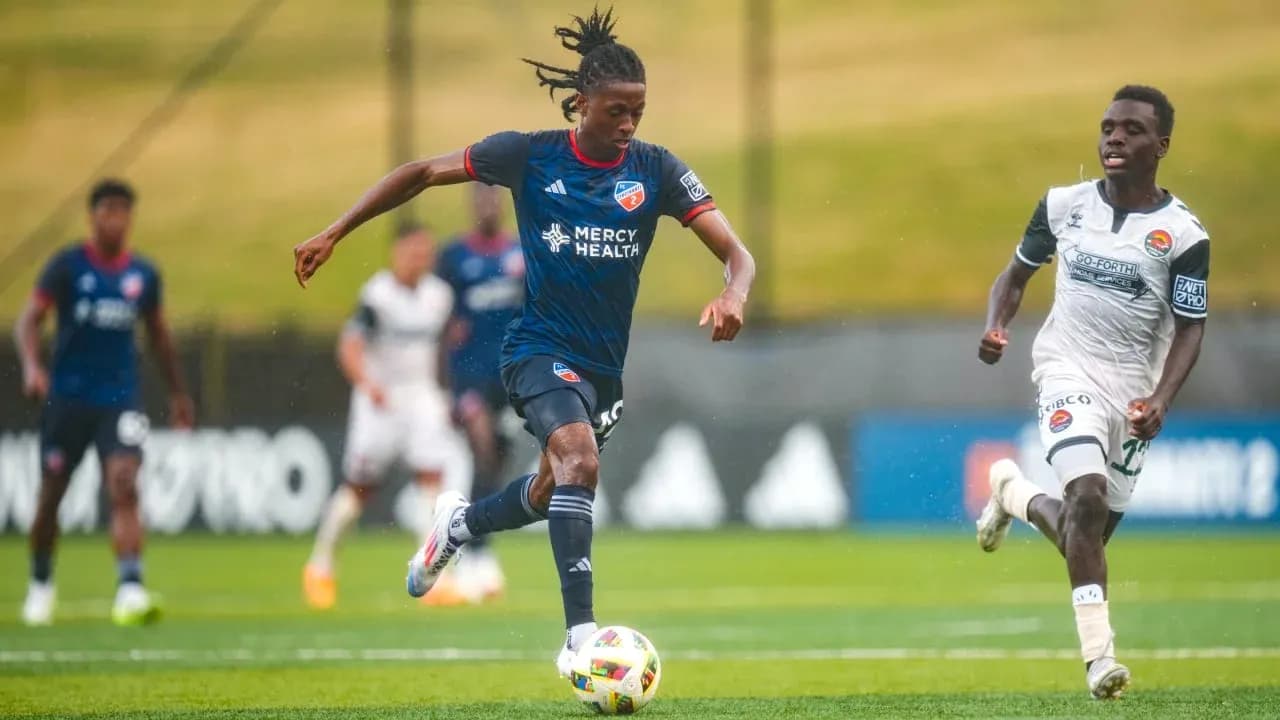 Jugador de FC Cincinnati II corriendo con el balón