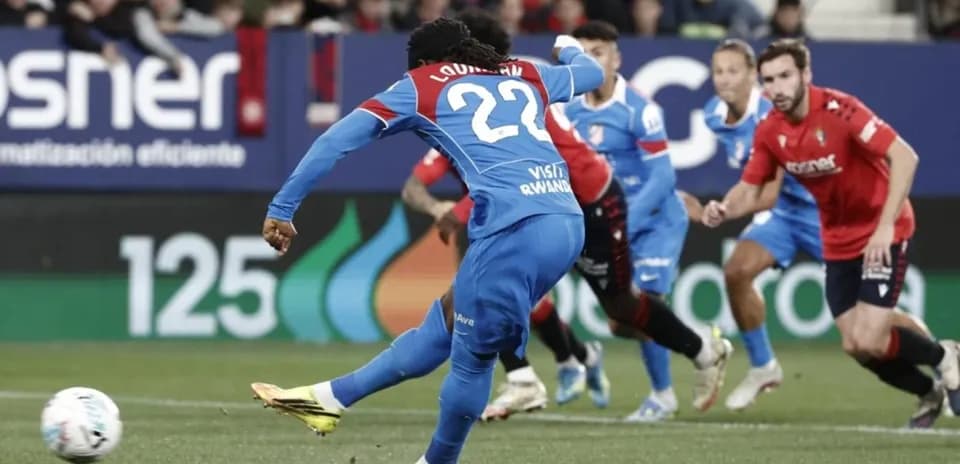 Jugador de Atlético Madrid lanzando un penalti