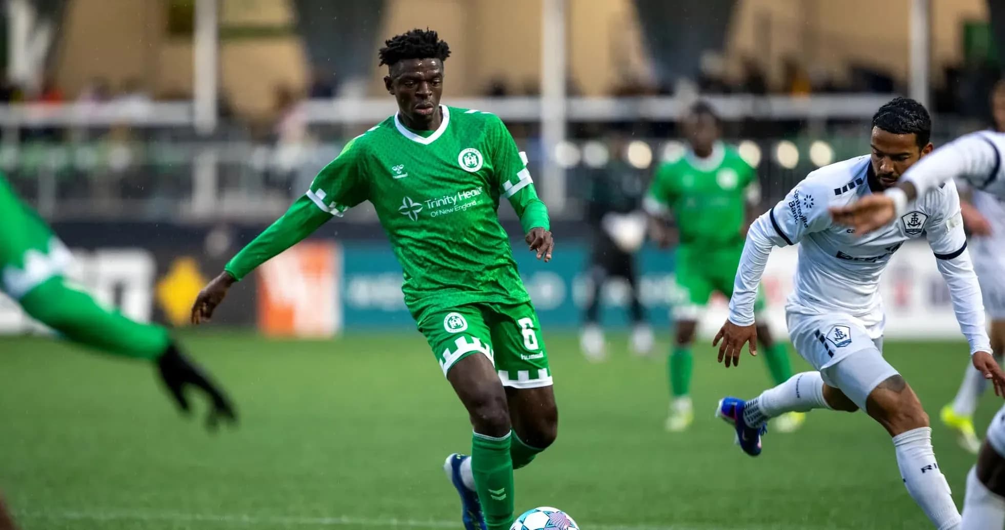 Jugador del NY Cosmos controlando el balón