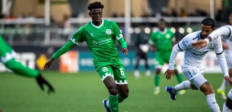 Jugador del NY Cosmos controlando el balón