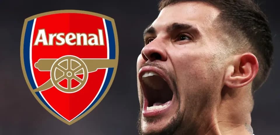 Jugador de Arsenal gritando con el logo del equipo