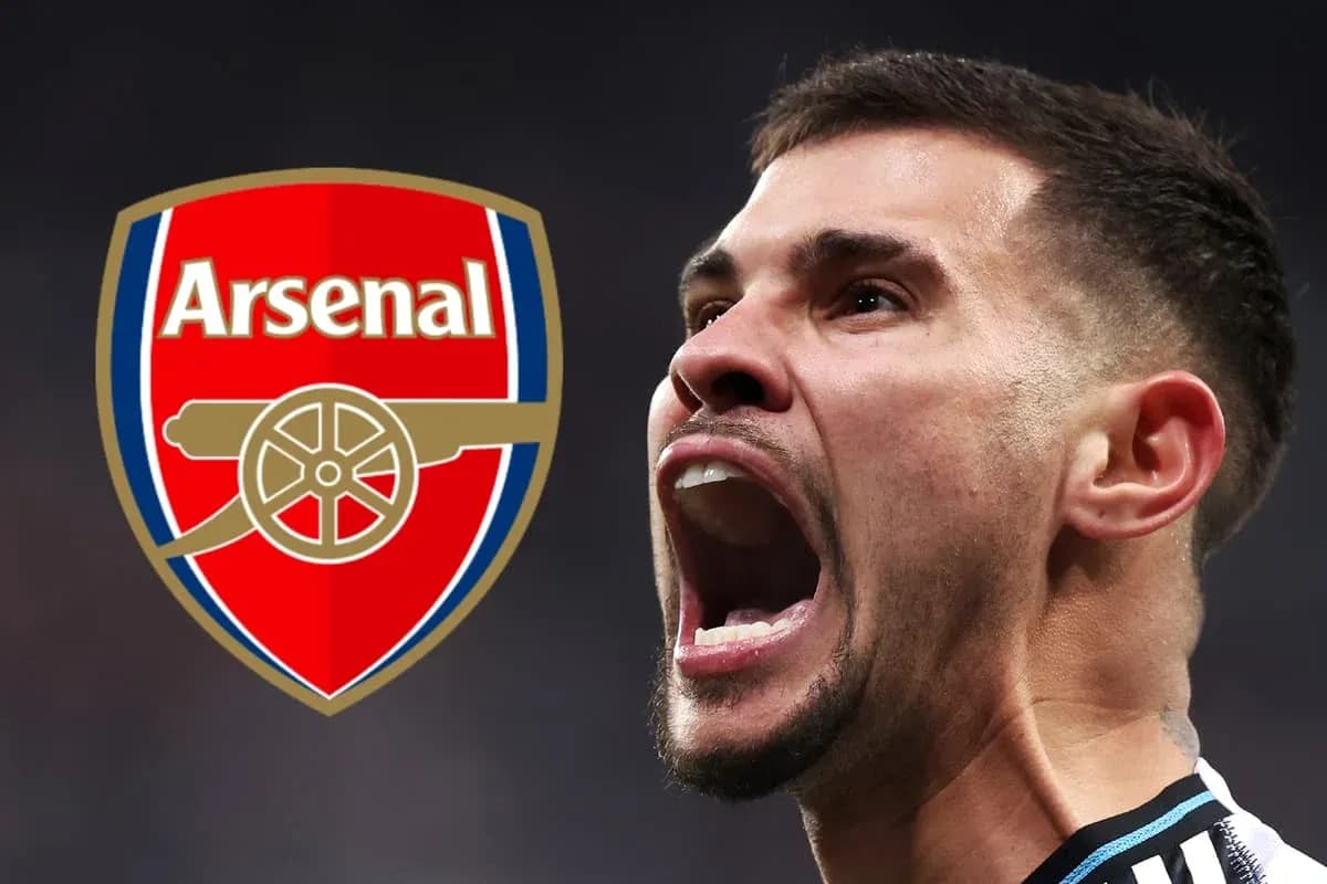 Jugador de Arsenal gritando con el logo del equipo