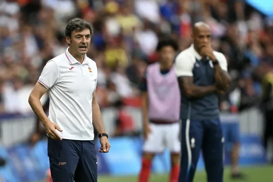 Entrenador dando instrucciones durante el partido