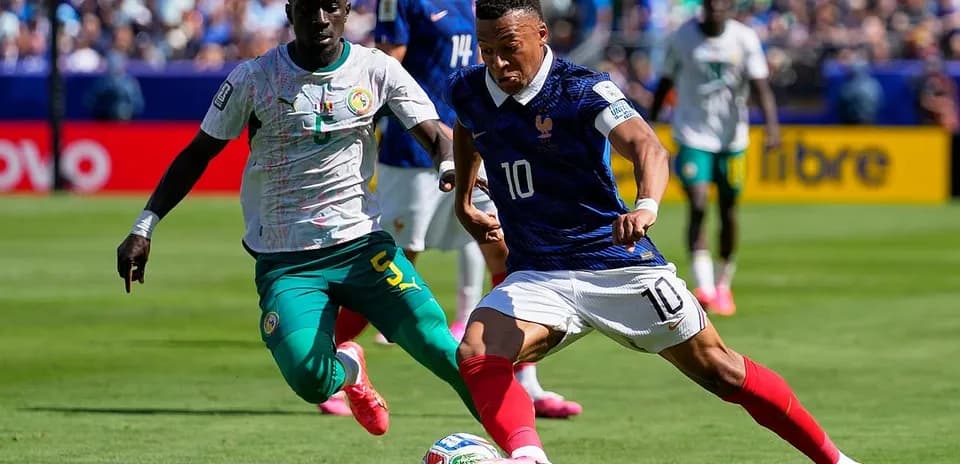 Jugador de Francia y Senegal compitiendo por el balón