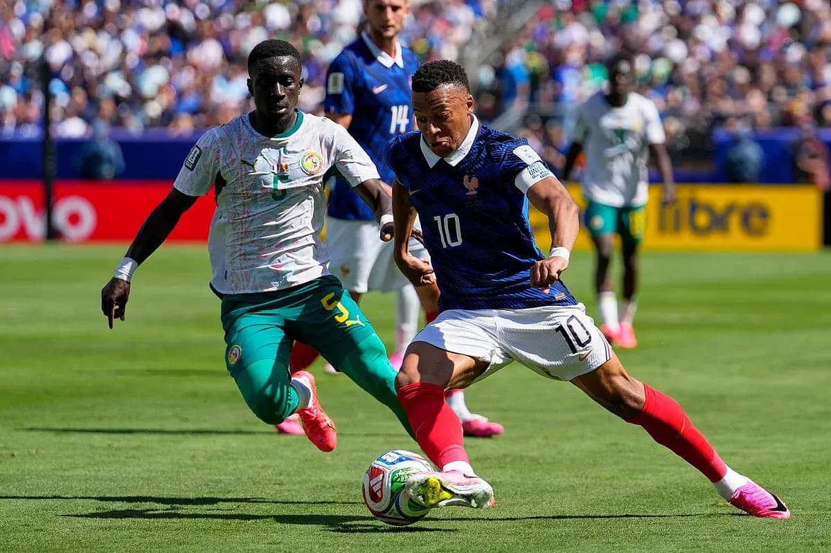 Jugador de Francia y Senegal compitiendo por el balón