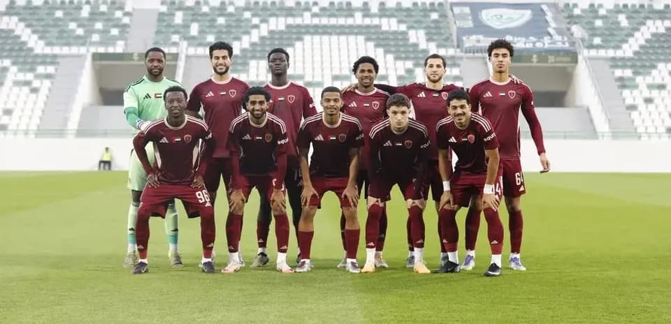 Equipo Al Wahda U23 posando en el estadio