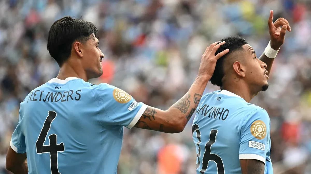 Jugadores celebrando en partido de fútbol