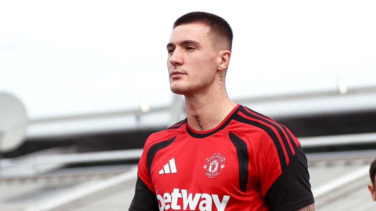 Jugador de Manchester United en uniforme rojo