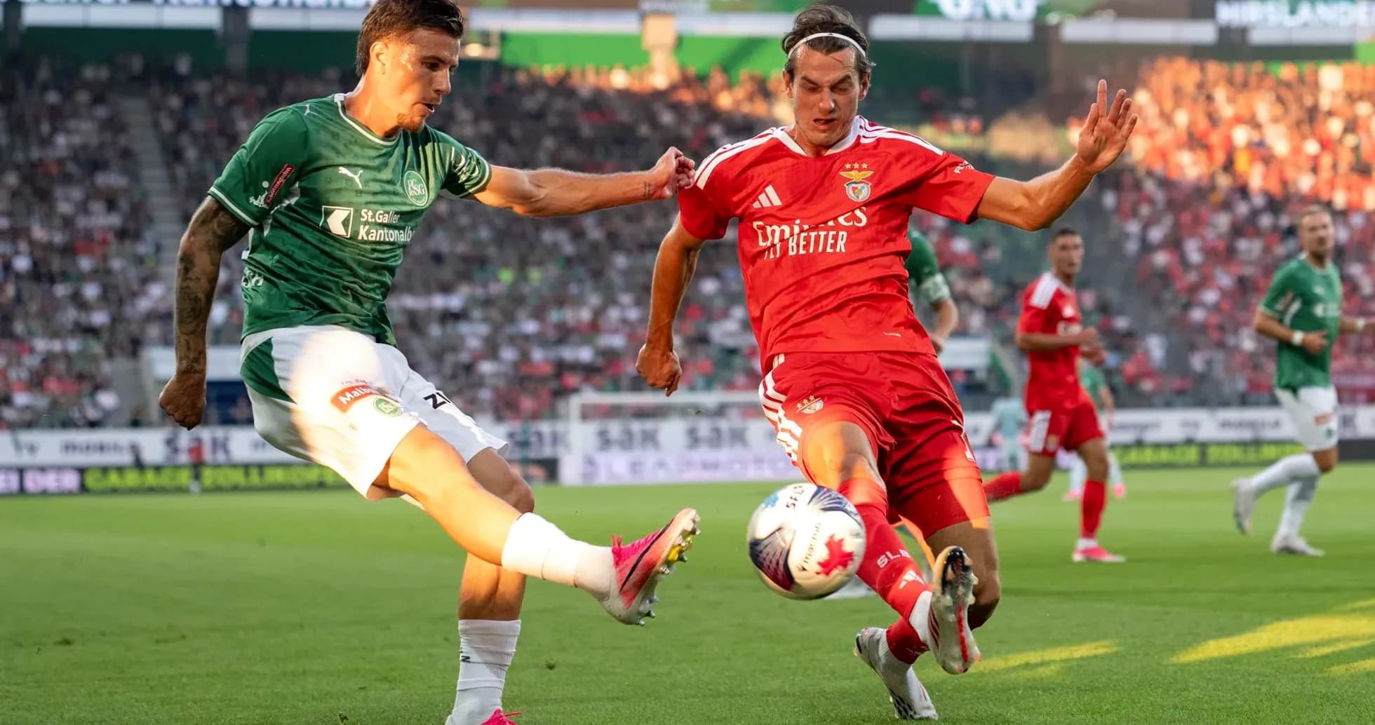 Jugadores de FC St. Gallen y Benfica en acción