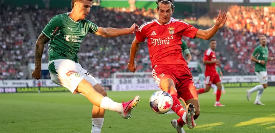 Jugadores de FC St. Gallen y Benfica en acción
