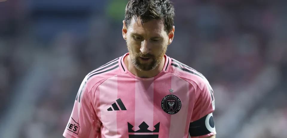 Jugador con camiseta rosa de Inter Miami en el campo