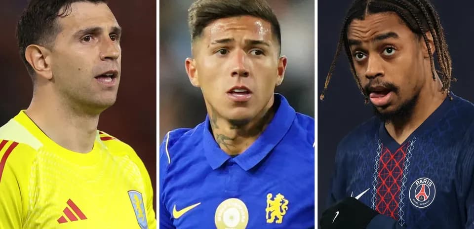 Tres futbolistas en uniforme durante un partido