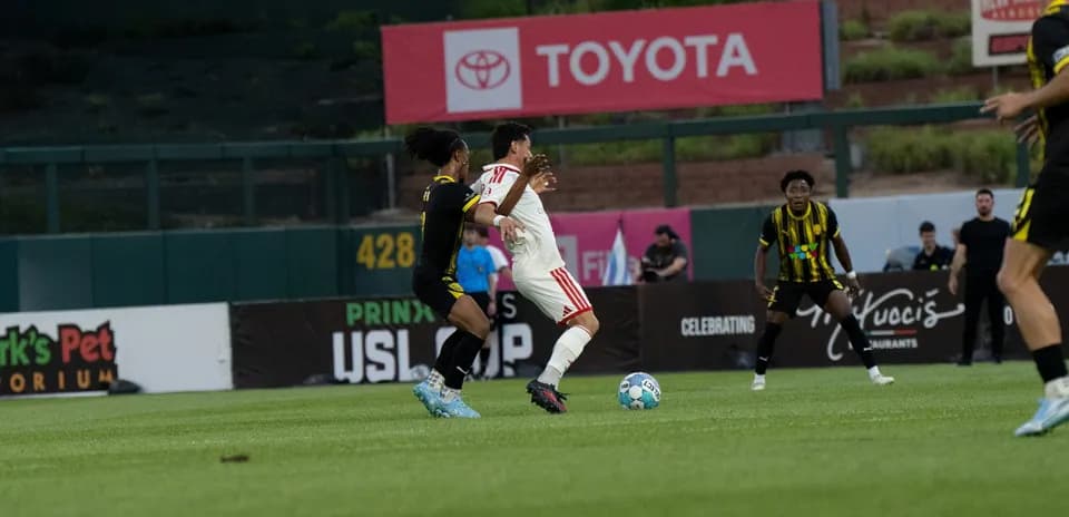Jugador en acción durante partido de fútbol