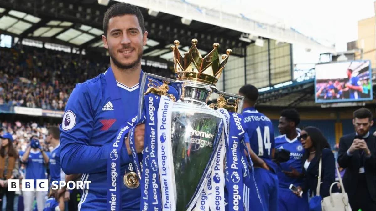 Jugador sosteniendo el trofeo de la Premier League
