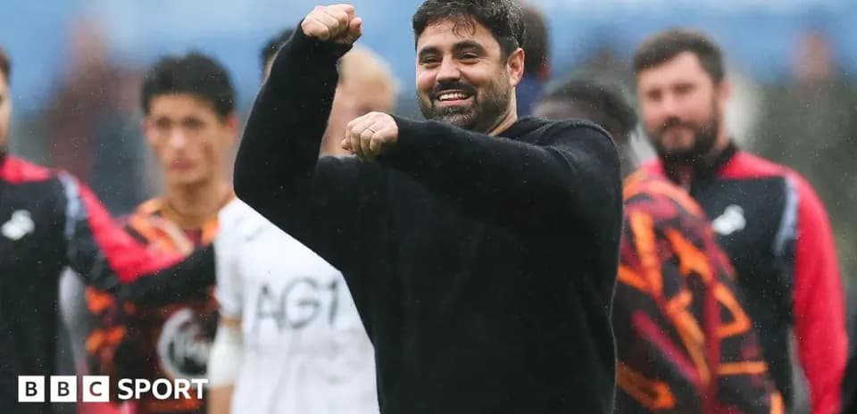 Entrenador celebrando con el equipo en el campo