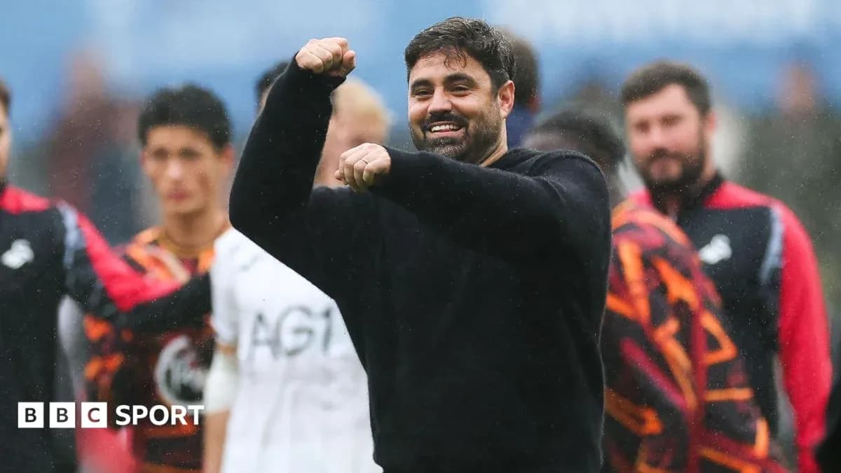 Entrenador celebrando con el equipo en el campo