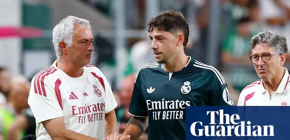 Entrenador y jugador de Real Madrid se saludan