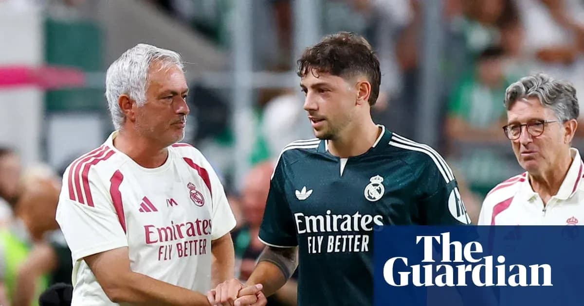 Entrenador y jugador de Real Madrid se saludan