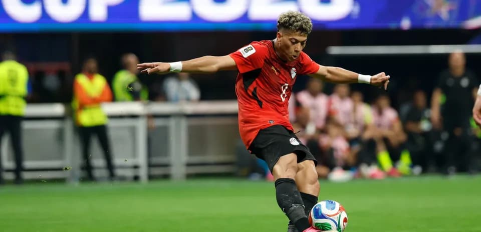 Jugador de Egipto pateando el balón en el campo