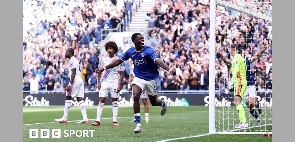 Jugador de Everton celebrando un gol ante Crystal Palace