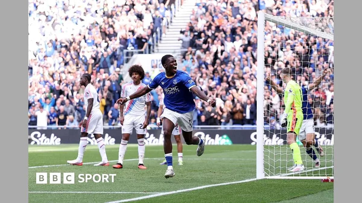 Jugador de Everton celebrando un gol ante Crystal Palace