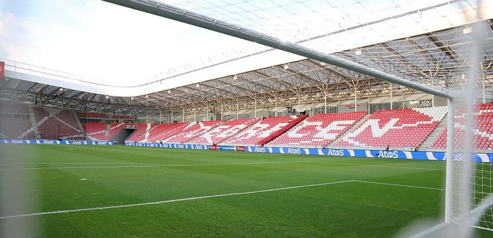 Vista del campo y tribunas vacías en estadio