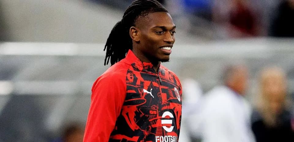 Jugador sonriendo durante calentamiento en el campo