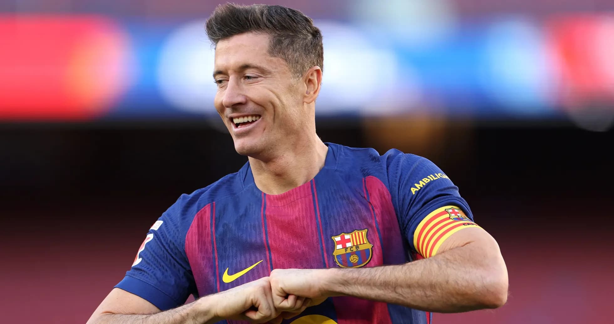 Jugador de FC Barcelona sonriendo en el campo