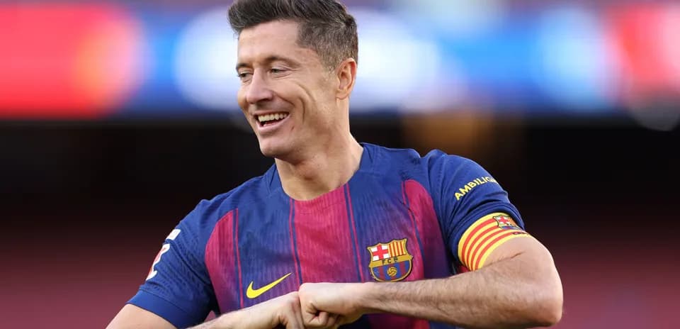 Jugador de FC Barcelona sonriendo en el campo