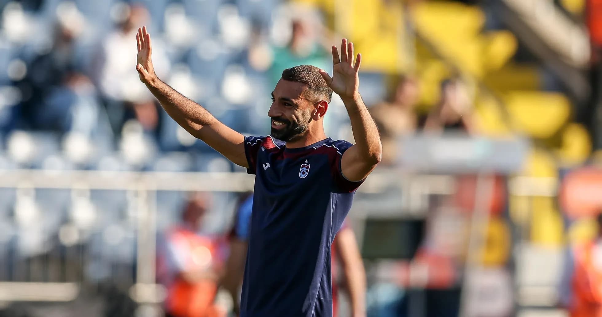 Jugador saludando a la afición durante el calentamiento