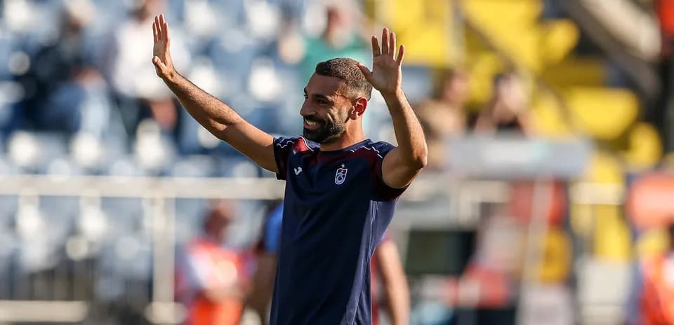 Jugador saludando a la afición durante el calentamiento