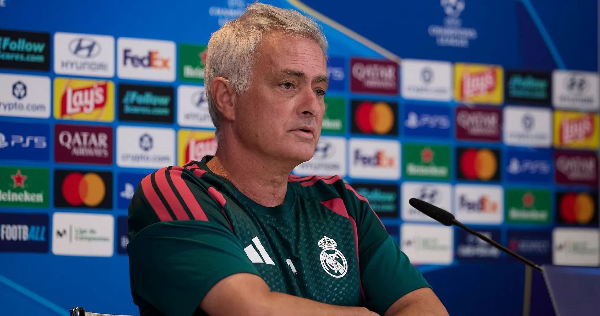 Entrenador en rueda de prensa de la Champions League