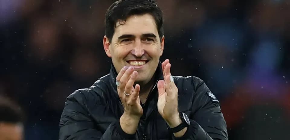Entrenador aplaudiendo durante un partido de fútbol