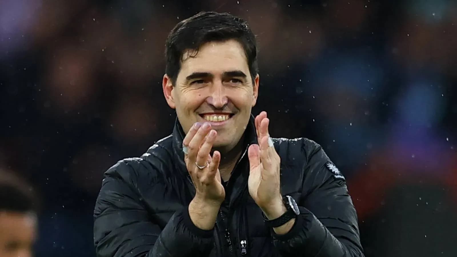 Entrenador aplaudiendo durante un partido de fútbol