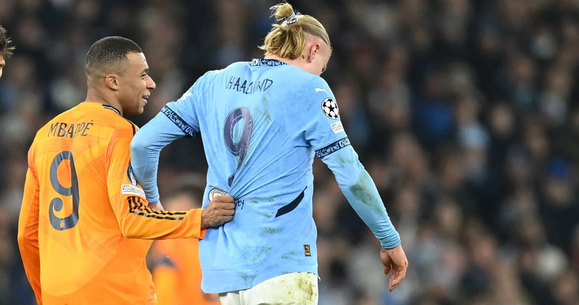 Kylian Mbappé pulling Erling Haaland's jersey during match