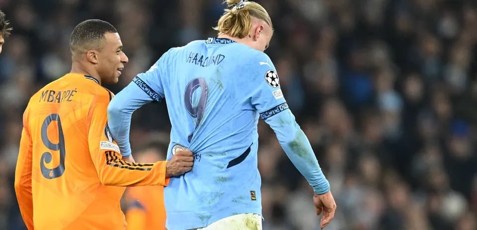 Kylian Mbappé pulling Erling Haaland's jersey during match