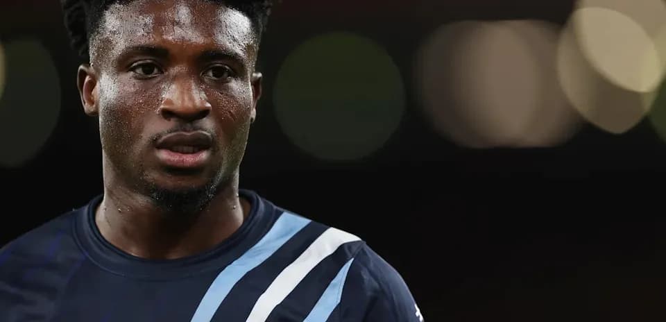 Jugador en primer plano con camiseta oscura