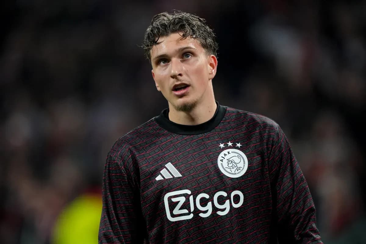 Portero de Ajax en acción durante el partido