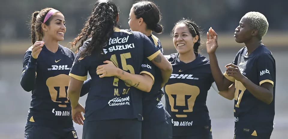 Jugadoras de Pumas UNAM celebrando un gol