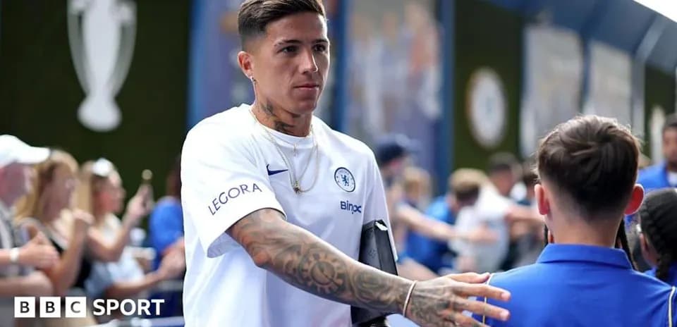 Jugador de Chelsea saludando a un niño en evento
