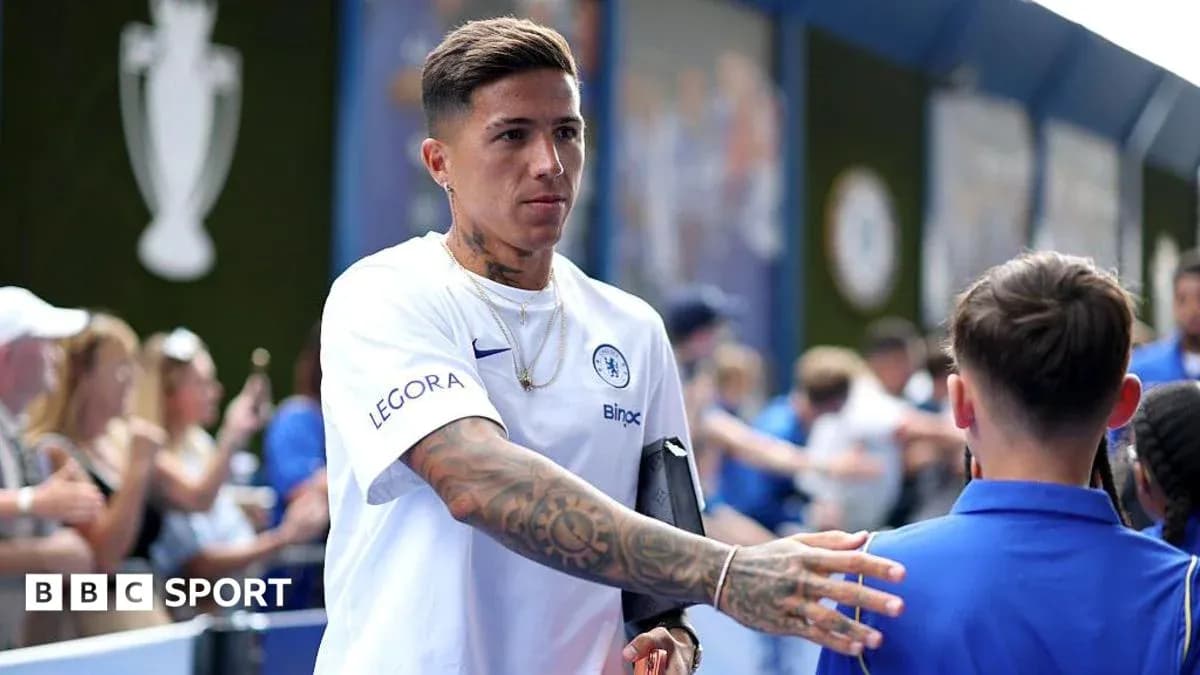 Jugador de Chelsea saludando a un niño en evento