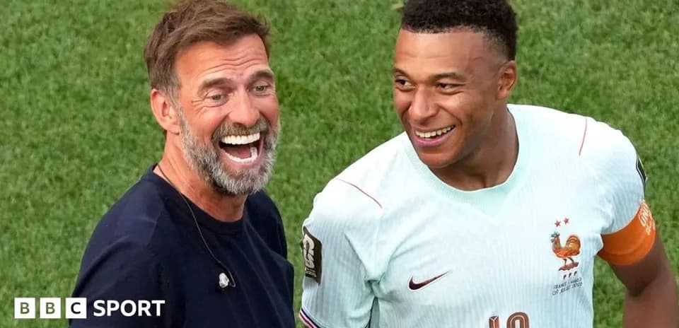 Entrenador y jugador sonriendo en el campo