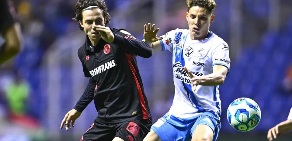 Jugadores de Puebla y Toluca en acción durante el partido